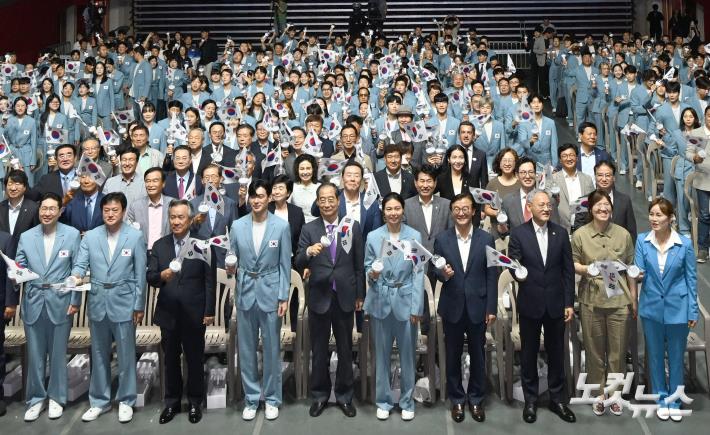 태극기 흔드는 파리올림픽 선수단