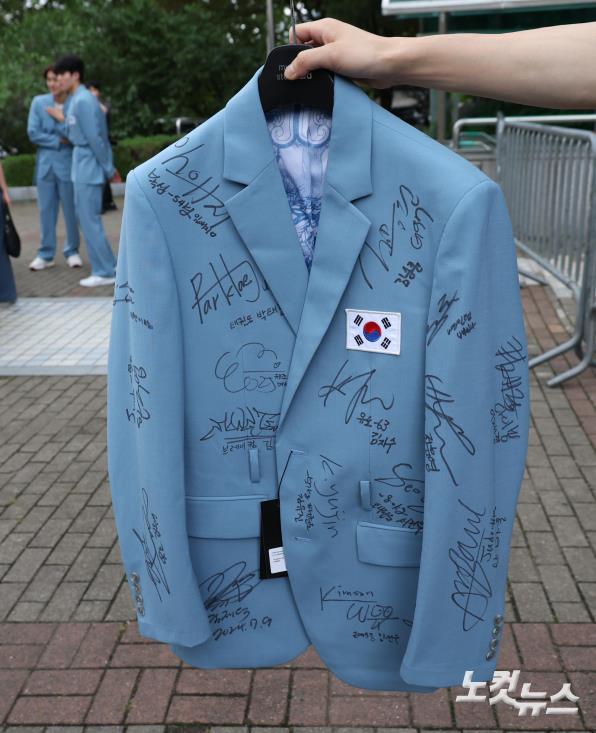 선수들 사인 담은 파리올림픽 단복