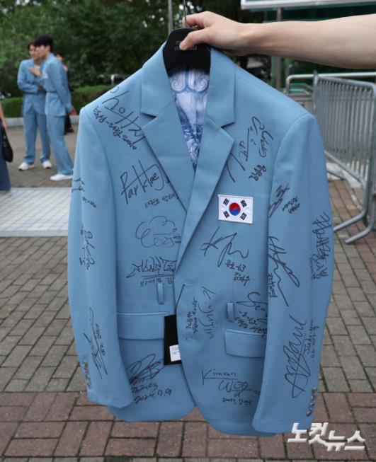 선수들 사인 담은 파리올림픽 단복