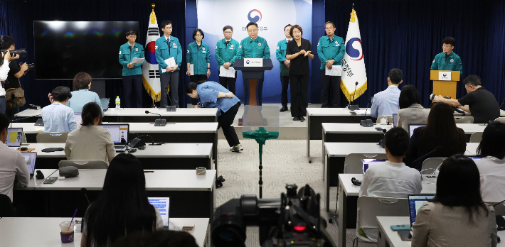 조규홍 보건복지부 장관이 8일 서울 종로구 정부서울청사에서 열린 의사 집단행동 중앙재난안전대책본부 회의 브리핑에서 질문에 답하고 있다. 연합뉴스