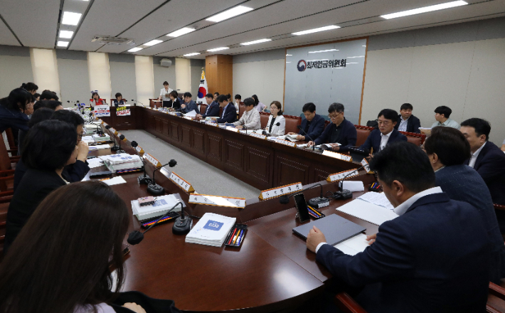 9일 오후 정부세종청사 최저임금위원회 회의실에서 제9차 전원회의가 열리고 있다. 연합뉴스