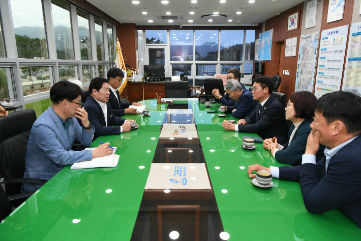 류제동 의장 등 의장단(우측)이 공영민 고흥군수 등과 면담하고 있다. 고흥군의회 제공