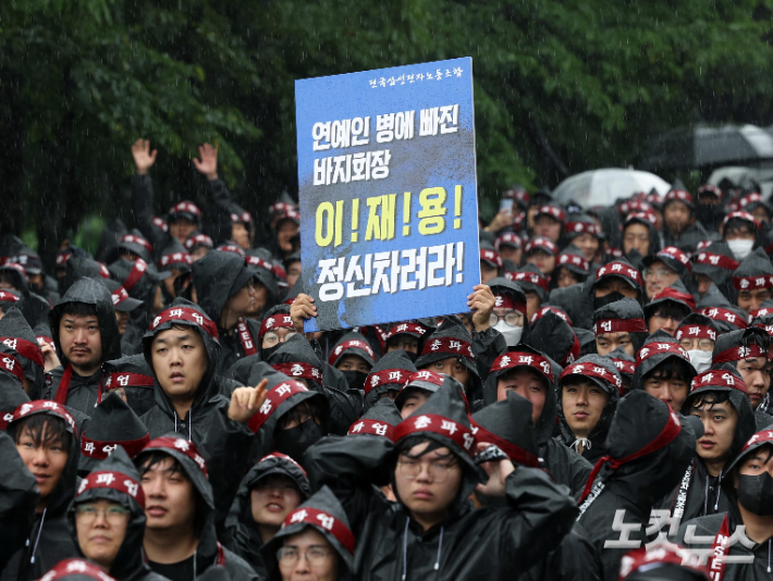 전국삼성전자노동조합 조합원들이 8일 오전 경기 화성시 삼성전자 화성캠퍼스 앞에서 총파업 결의대회를 갖고 구호를 외치고 있다. 화성=황진환 기자