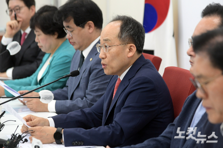 국민의힘 추경호 원내대표가 10일 서울 여의도 국회에서 전날 법사위의 윤석열 대통령 탄핵소추안 국민청원 청문회 의결과 관련 기자간담회를 하고 있다. 윤창원 기자