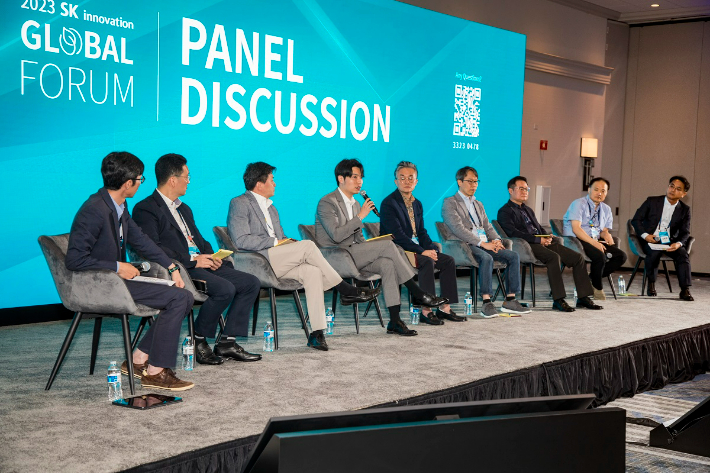2023년 글로벌포럼에 참석한 패널들이 토론을 진행하고 있다. SK이노베이션 제공