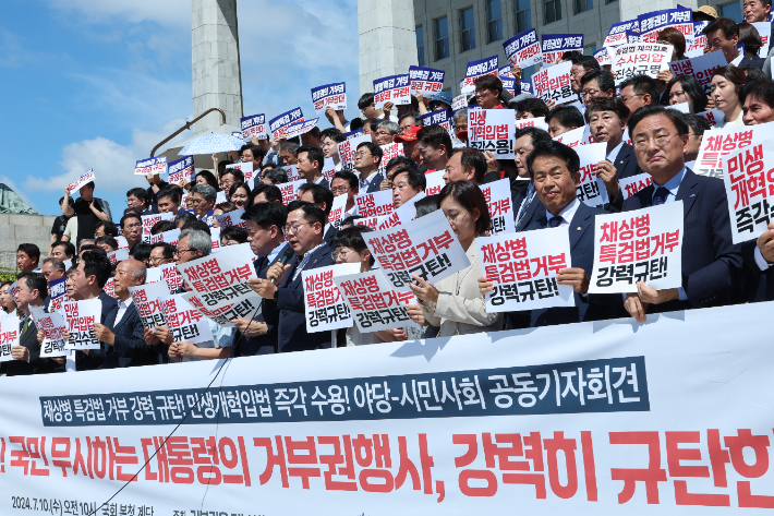 더불어민주당 박찬대 당 대표 권한대행 겸 원내대표가 10일 오전 서울 여의도 국회 본청 앞에서 열린 '순직해병특검법 거부 강력 규탄·민생개혁입법 수용 요구' 야당-시민사회 공동 기자회견에서 발언하고 있다. 연합뉴스