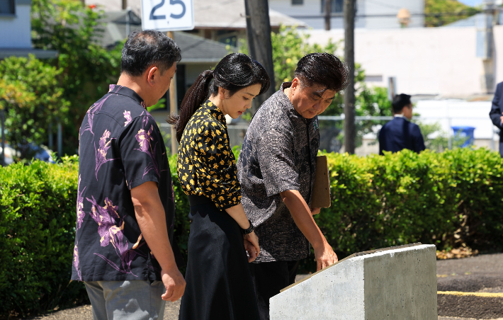 윤석열 대통령과 함께 하와이를 방문한 김건희 여사가 9일(현지시간) 하와이 호놀룰루의 한인기독교회를 방문해 지난해 설치된 국가보훈부 독립운동 사적지 동판을 살펴보고 있다.  연합뉴스