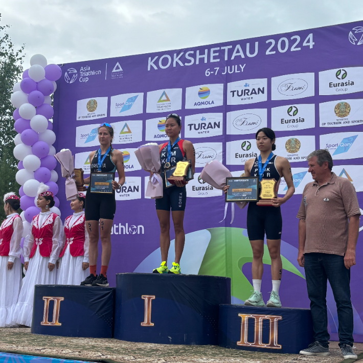 카자흐스탄에서 열린 '2024 콕셰타우 아시안컵'에서 앨리트 여자부 1위를 차지한 김규리(부산시 체육회)와 박경민(천안시청)이 1위와 3위 시상대에 올라 기념 촬영을 하고있다. 대한철인3종협회  