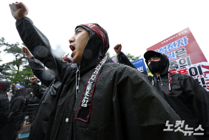 전국삼성전자노동조합 조합원들이 지난 8일 경기 화성시 삼성전자 화성캠퍼스 앞에서 총파업 결의대회를 갖고 구호를 외치는 모습. 화성=황진환 기자