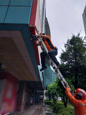 10일 부산 부산진구의 한 상가 간판이 강한 비바람에 떨어져 소방구조대가 출동했다. 부산소방재난본부 제공