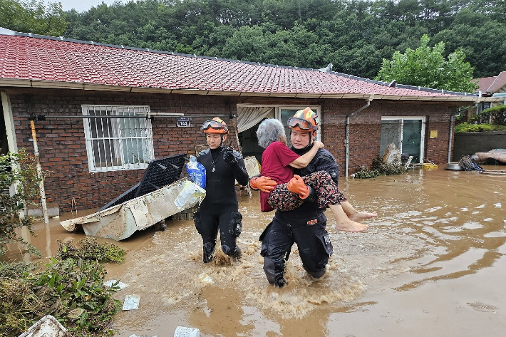 10일 오전 전북 완주군 운주면과 경천면 일원의 주민들이 고립됐다가 모두 구조됐다. 전북소방본부 제공