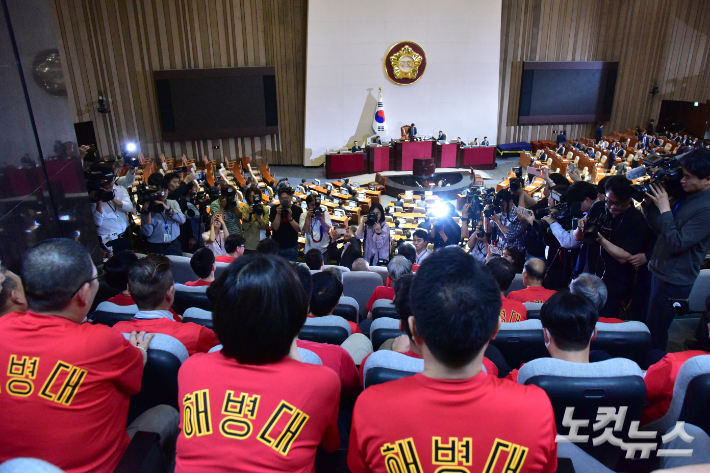 28일 서울 여의도 국회에서 열린 제21대국회 마지막 본회의에서 '채상병 특검법'(해병대 채상병 사망사건 외압 의혹 특별검사법안) 재표결을 해병대예비역연대 회원들이 바라보고 있다. 윤창원 기자