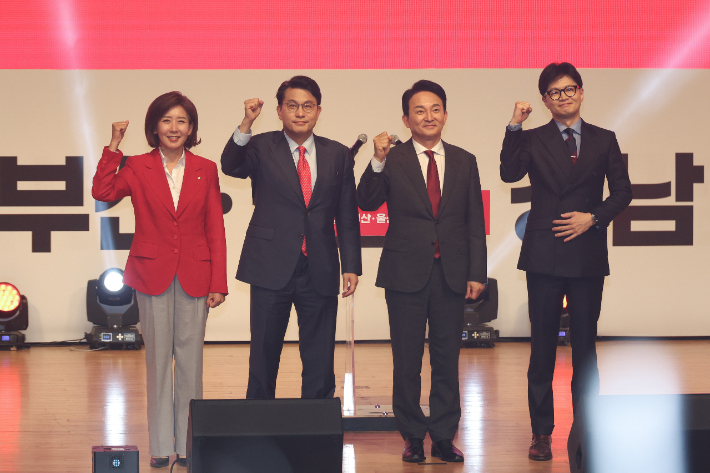 국민의힘 나경원(왼쪽부터), 윤상현, 원희룡, 한동훈 당 대표 후보가 10일 오후 부산 벡스코에서 열린 제4차 전당대회 부산, 울산, 경남 합동연설회에서 기념 촬영하고 있다. 연합뉴스