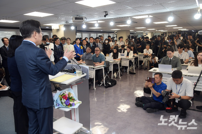 더불어민주당 이재명 전 대표가 10일 서울 여의도 중앙당사에서 8·18 전당대회 당 대표 출마 선언을 하고 있다. 윤창원 기자