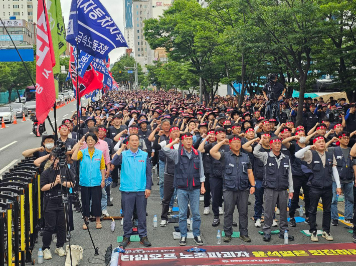 금속노조 울산지부는 10일 울산시청 앞에서 노조법 2·3조 개정, 윤석열 정권 퇴진을 요구하며 집회를 가졌다. 민주노총 울산본부 제공