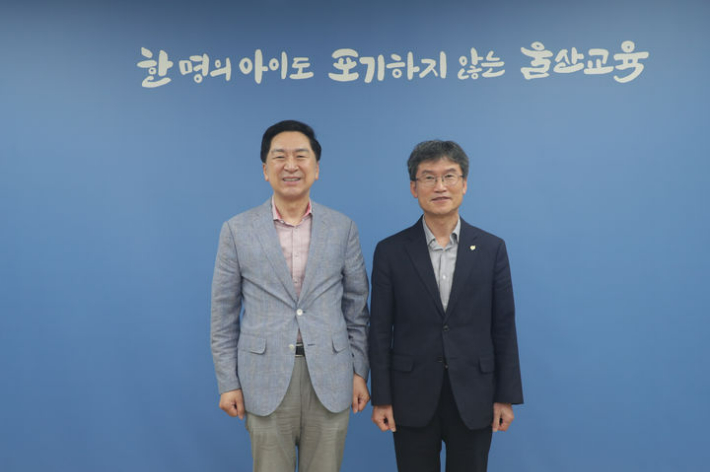 국민의힘 김기현 국회의원은 10일 울산시교육청을 찾아 천창수 교육감과 면담을 갖고 삼일여고 수영장·지하공영주차장 건립에 대해 협의했다. 김기현 의원실 제공