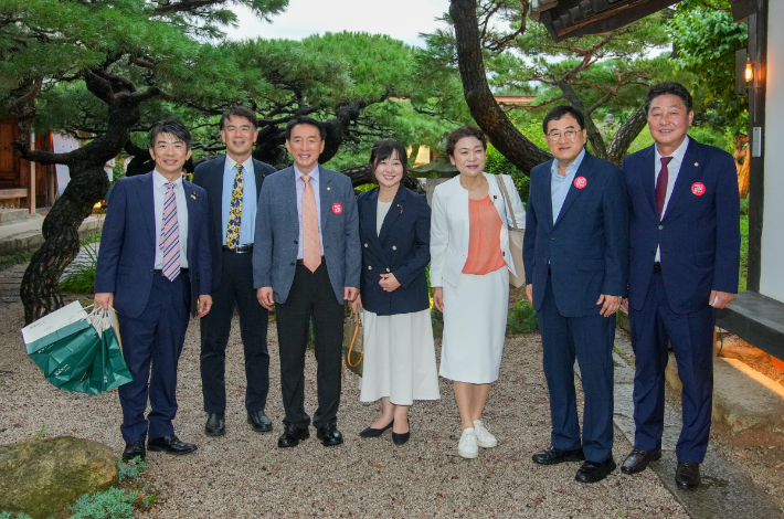 김석기 국회의원과 주낙영 경주시장, 이동협 시의회 의장이 입헌민주당 한일우호의원들과 기념사진을 촬영하고 있다. 경주시 제공