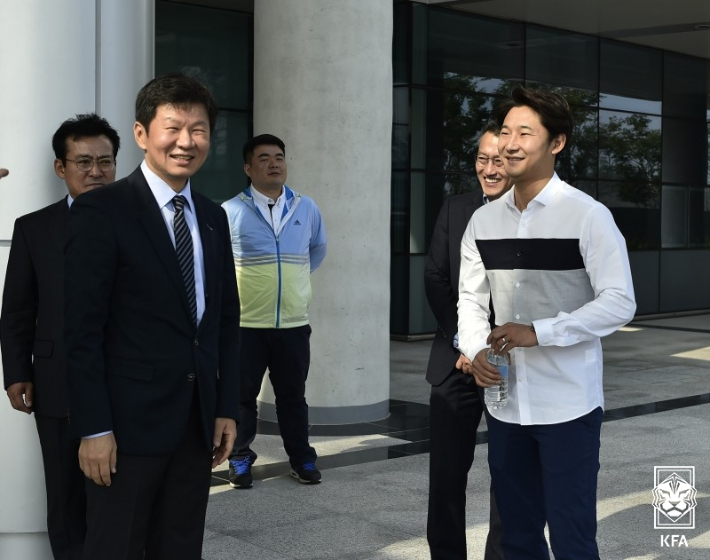 정몽규 대한축구협회장과 이천수. 대한축구협회