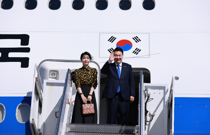 윤석열 대통령 부부, 나토 참석 위해 워싱턴DC로 출발     (호놀룰루=연합뉴스) 홍해인 기자 = 윤석열 대통령과 김건희 여사가 9일(현지시간) 미국 하와이 히캄 공군기지에서 워싱턴으로 출발하기 전 전용기인 공군 1호기에 올라 인사하고 있다.      윤 대통령은 워싱턴DC에서 열리는 북대서양조약기구(NATO·나토) 75주년 정상회의 참석할 예정이다.  2024.7.10     hihong@yna.co.kr (끝)   연합뉴스