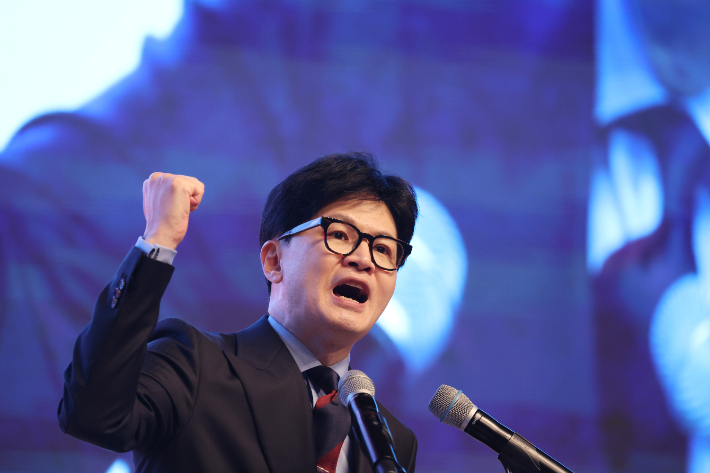 국민의힘 부울경 합동연설회서 정견 발표하는 한동훈 당 대표 후보     (부산=연합뉴스) 신준희 기자 = 국민의힘 한동훈 대표 후보가 10일 오후 부산 벡스코에서 열린 제4차 전당대회 부산, 울산, 경남 합동연설회에서 정견 발표하고 있다. 2024.7.10     hama@yna.co.kr (끝)   연합뉴스