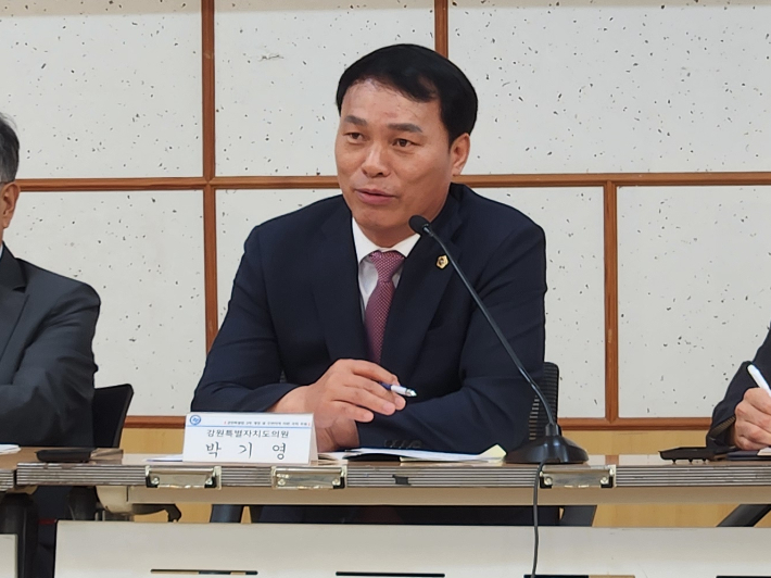 10일 강원특별법 3차 개정 핵심과제 국회 포럼에 참여한 박기영 강원도의원이 소양강댐 사용 권한 강원도 이양의 당위성을 밝히고 있다. 강원도의회 제공 