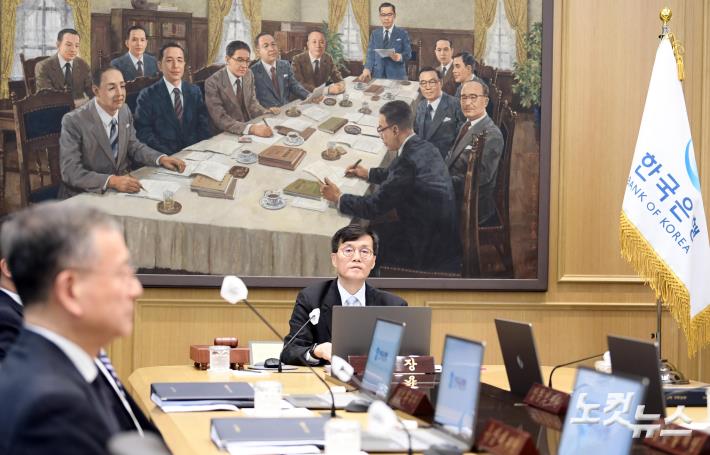 금융통화위원회 회의 주재하는 한국은행 총재