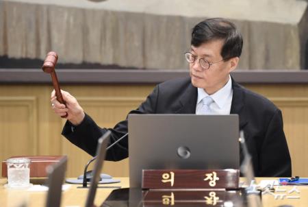 금통위 회의 주재하는 이창용 한은총재