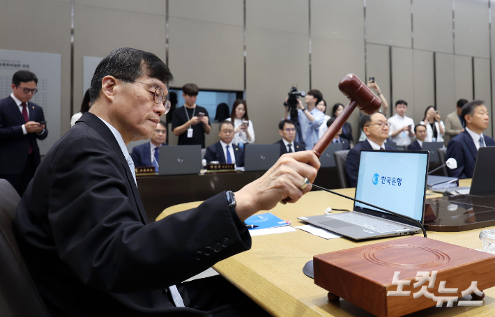 이창용 한국은행 총재가 11일 서울 중구 한국은행에서 열린 금융통화위원회에서 의사봉을 두드리고 있다. 사진공동취재단