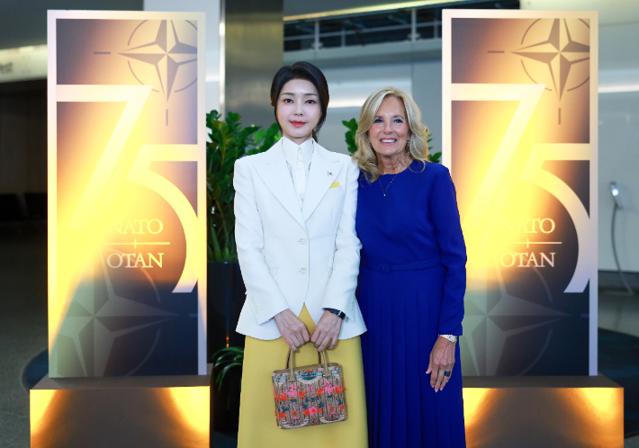 김건희 여사가 10일(현지시간) 워싱턴DC 스미소니언 미국역사박물관에서 열린 북대서양조약기구(NATO·나토) 75주년 정상회의 공식 배우자 프로그램에 참석, 조 바이든 미국 대통령의 부인 질 바이든 여사와 기념촬영을 하고 있다. 연합뉴스