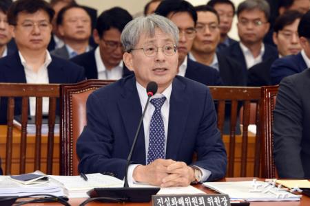 질의에 답변하는 김광동 진실화해위원장