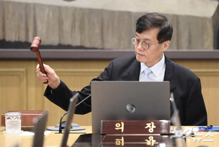 이창용 한국은행 총재가 11일 서울 중구 한국은행 본관에서 열린 금융통화위원회에서 의사봉을 두드리고 있다. 사진공동취재단