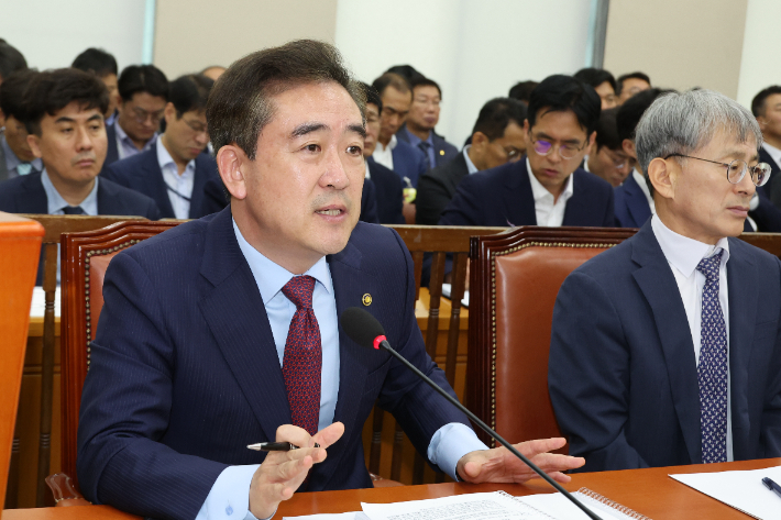 11일 오전 서울 여의도 국회에서 열린 행정안전위원회 전체회의에서 윤희근 경찰청장이 해병대 채상병 순직 사건 수사심의위원회와 관련한 질의에 답하고 있다. 연합뉴스