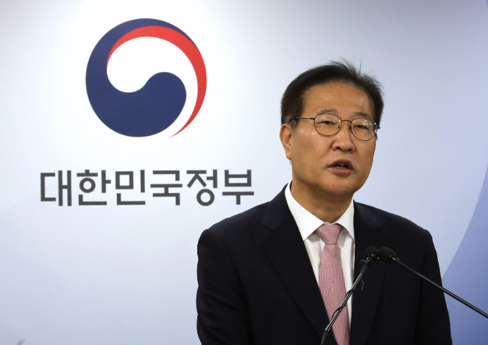 박성재 법무부 장관이 9일 서울 종로구 정부서울청사에서 채상병 특검법안과 관련한 국무회의 의결 내용을 브리핑하고 있다. 연합뉴스