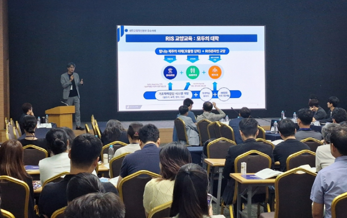 제주지역혁신플랫폼(센터장 직무대행 김미영, 이하 제주RIS)이 9일부터 10일까지 2일간 강원에서 열린 '지자체-대학 협력기반 지역혁신사업(RIS)'직원 역량강화 합동워크숍에 참석해 1차년도 성과평가 A등급 사례를 공유했다. 제주지역혁신플랫폼 제공