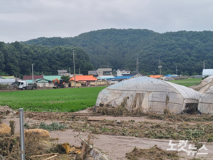 물에 잠겼던 비닐하우스와 농경지들. 김정남 기자