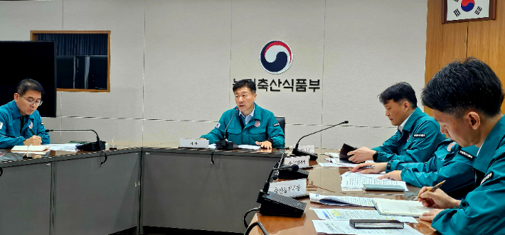 농식품부는 11일 박범수 차관 주재로 호우관련 피해복구 대책회의를 개최했다. 농식품부 제공