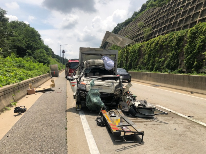 11일 오후 12시 3분쯤 경북 문경시 불정동 중부내륙고속도로 서울방향 174Km 지점에서 1톤 화물차가 앞서가던 25톤 트레일러를 추돌했다. 경북 문경소방서 제공