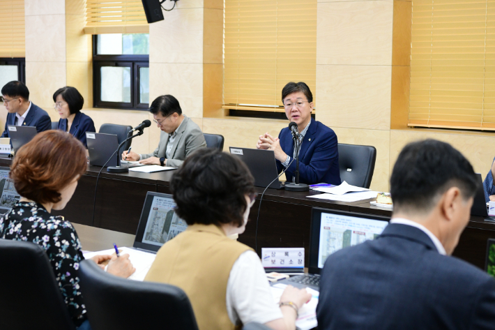 이민근 안산시장이 12일 오전 열린 간부회의에서 시청 공무원들과 '중심지역관서제도'에 대해 논의하고 있다. 안산시 제공