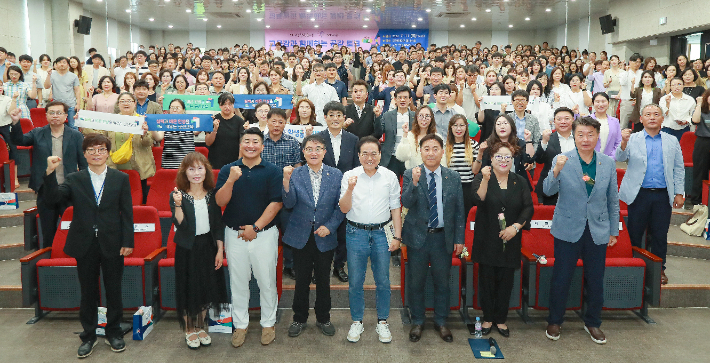 지난 11일 군산을 찾아 교육감과 함께하는 공감토크에 나선 서거석 전북교육감이 지역 학부모, 교직원들과 기념촬영을 하고 있다. 전북교육청 제공