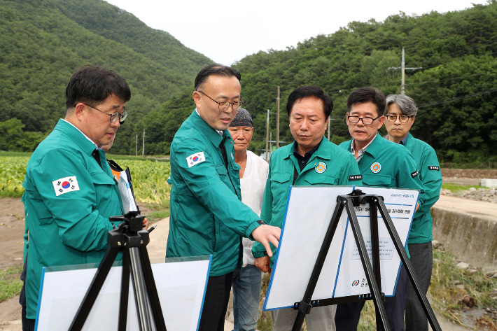 이한경 행안부 차관이 11일 안동 호우 피해지역을 방문해 상황을 점검하고 있다. 안동시 제공