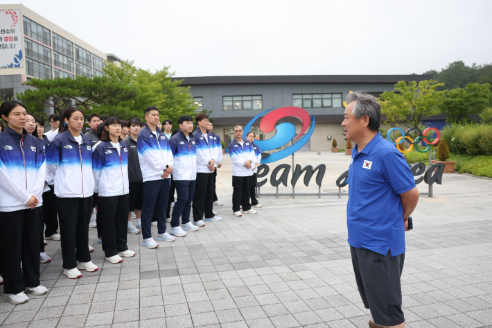 파리 올림픽에 출전하는 대한민국 선수단의 첫 출국팀 환송식에서 이기흥 대한체육회장(사진 맨 오른쪽)이 당부의 말을 전하고 있다. 대한체육회