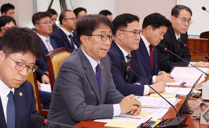 박상우 국토부 장관은 10일 국회 국토교통위원회 전체회의 질의응답 과정에서 "차에 개인적으로 페달 블랙박스를 달려고 한다"고 말했다. 연합뉴스