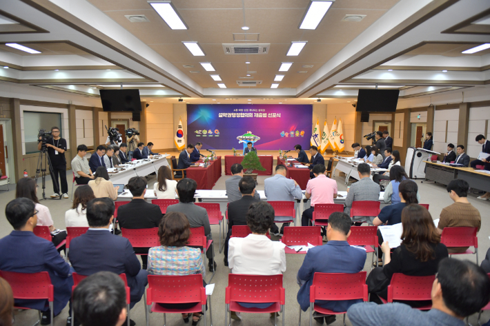 속초시와 인제군, 양양군, 고성군 등 4개 시·군은 12일 속초시청 대회의실에서 16년 만에 설악권행정협의회의 재출범을 선포하고, 2024년 제1차 정기회의를 개최했다. 속초시 제공