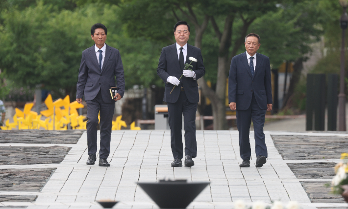 당권 도전 김두관 봉하마을 참배     (김해=연합뉴스) 김동민 기자 = 더불어민주당 당 대표 출마 선언을 한 김두관 전 의원이 10일 오후 경남 김해시 진영읍 봉하마을 노무현 전 대통령 묘역을 참배하고 있다. 2024.7.10      image@yna.co.kr (끝)   연합뉴스