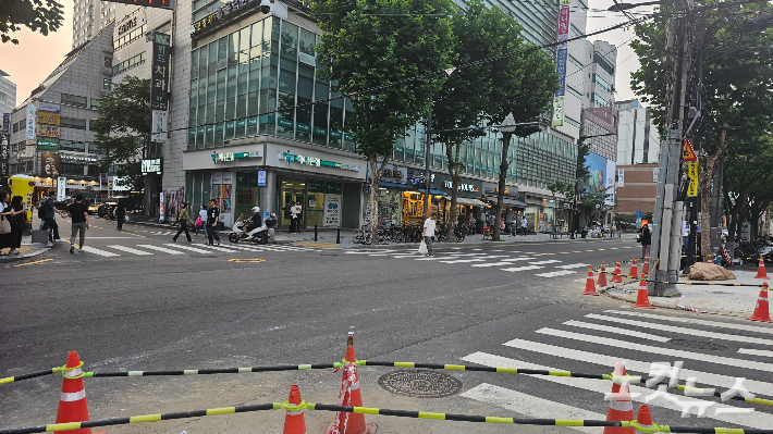 보행자 신호등이 없는 성수역 인근 사거리. 나채영 기자