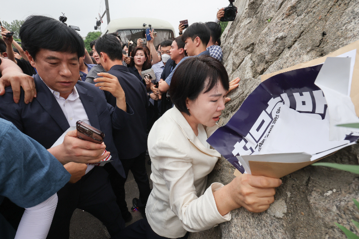 고통 호소하는 전현희 의원     (서울=연합뉴스) 류영석 기자 = 더불어민주당 전현희 의원이 12일 윤석열 대통령 탄핵 국민청원 청문회 추진 관련 대통령실에 증인출석요구서 수령을 촉구하며 서울 용산 대통령실을 항의 방문하던 중 경찰들과 실랑이하다 고통을 호소하고 있다. 연합뉴스