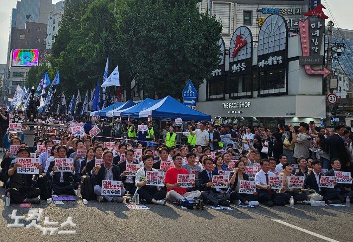 더불어민주당 등 야권이 13일 채상병특검법에 대한 윤석열 대통령의 재의요구권 행사를 규탄하는 범국민대회에 참석했다. 임민정 기자 