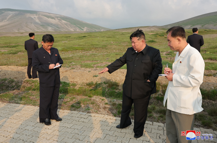 김정은, 삼지연시 건설사업 현지지도. 연합뉴스