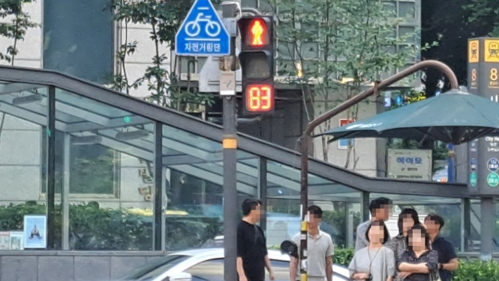 시청역 교차로 앞에 설치된 적색 잔여시간 신호등. 서울시 제공 