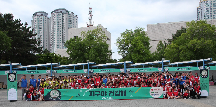 롯데정밀화학은 지난달 울산 문화공원에서 '제15회 상자텃밭 캠페인–지구야 건강해!' 를 개최한 가운데 이날 정밀화학 임직원과 가족 봉사자 160여명이 참여해 시민 3천명에게 전달할 무화과 묘목 상자텃밭을 직접 만들었다. 롯데그룹 제공